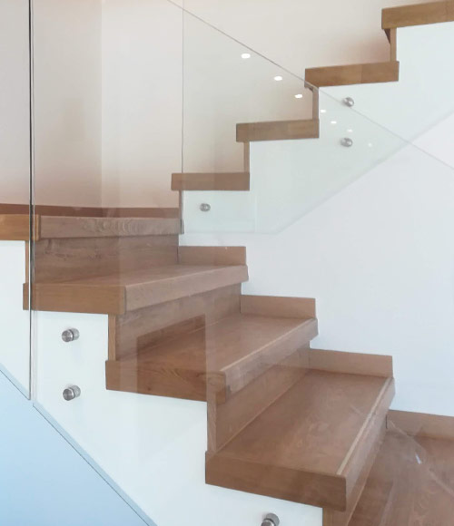 Escadas com piso madeira